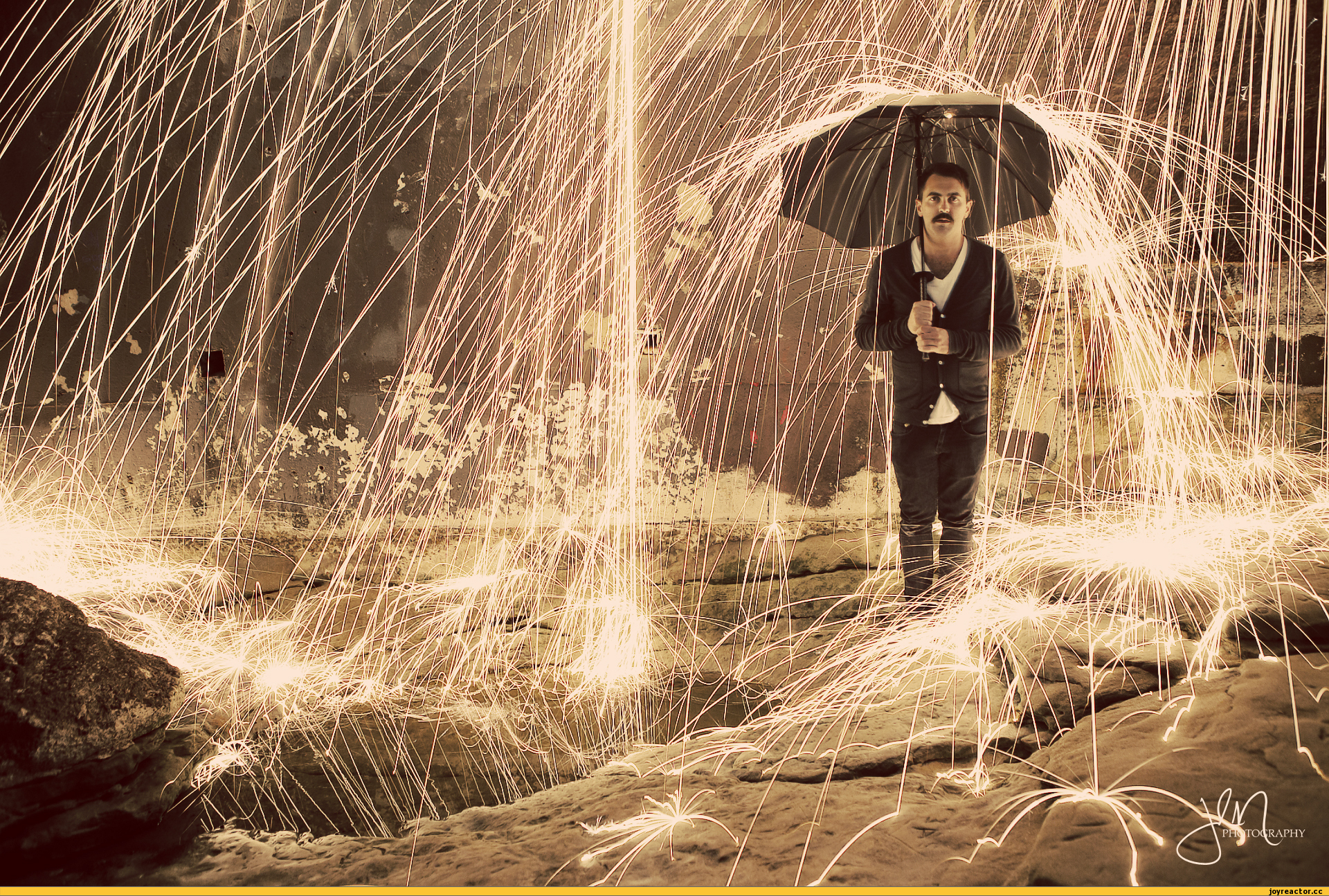 Сон стать дождем. Человек под дождем. Человек дождя. Человек под зонтом. Огненный дождь.