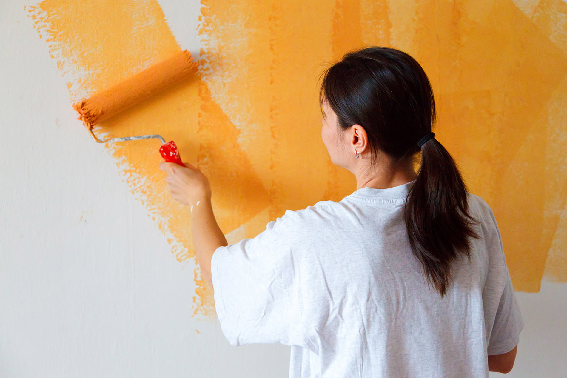 Почему красить стены в квартире правильнее, чем клеить обои